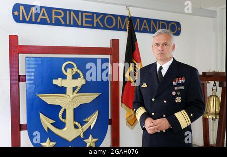 Rostock, Deutschland. Juli 2021. Vizeadmiral Kay-Achim Schönbach, Inspektor der deutschen Marine, beim Marinestützpunkt. Schönbach übernahm den Posten im März 2021 von Vizeadmiral Krause. (An dpa: Neuer Marineinspektor: 'Wir müssen aus der Komfortzone raus') Quelle: Bernd Wüstneck/dpa-Zentralbild/dpa/Alamy Live News Stockfoto
