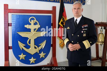Rostock, Deutschland. Juli 2021. Vizeadmiral Kay-Achim Schönbach, Inspektor der deutschen Marine, beim Marinestützpunkt. Schönbach übernahm den Posten im März 2021 von Vizeadmiral Krause. (An dpa: Neuer Marineinspektor: 'Wir müssen aus der Komfortzone raus') Quelle: Bernd Wüstneck/dpa-Zentralbild/dpa/Alamy Live News Stockfoto
