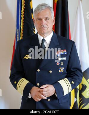 Rostock, Deutschland. Juli 2021. Vizeadmiral Kay-Achim Schönbach, Inspektor der deutschen Marine, beim Marinestützpunkt. Schönbach übernahm den Posten im März 2021 von Vizeadmiral Krause. (An dpa: Neuer Marineinspektor: 'Wir müssen aus der Komfortzone raus') Quelle: Bernd Wüstneck/dpa-Zentralbild/dpa/Alamy Live News Stockfoto