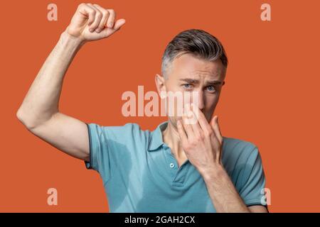 Der Mann schwitzte übermäßig über seine Nase Stockfoto