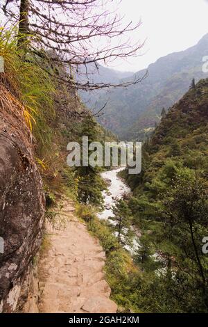 Blick auf das Tal des Dudh Koshi-Flusses, mit dem Dorf Phakding in der Ferne, entlang des Everest Base Camp Treks, Nepal Stockfoto