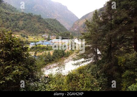 Blick auf Phakding Village und den Dudh Koshi River, Khumbu, Ostnepal, entlang des Everest Base Camp Treks Stockfoto