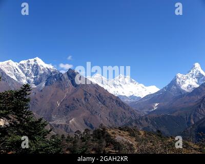 Panoramablick auf die Great Himalayan Range hinter dem Dorf Phortse mit schneebedeckten Gipfeln wie Taboche, Everest, Lhotse & Ama Dablam, Solu Khumbu, Sagarmat Stockfoto