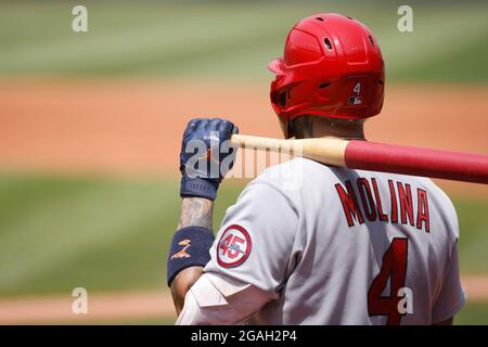 CLEVELAND, OH - 28. JULI: Yadier Molina (4) von den St. Louis Cardinals schaut während eines Spiels gegen die Cleveland Indians bei Pro auf die Schläger Stockfoto