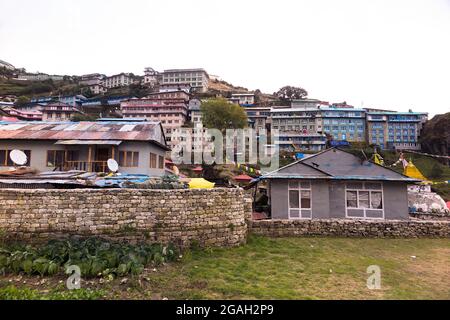 Blick auf Unterkünfte in der Stadt Namche Bazaar, Solukhumbu District, Nepal Stockfoto