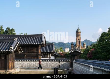 Jeonju, Südkorea - Dorf Jeonju Hanok und katholische Kirche Jeondong. Das Dorf mit über 800 traditionellen koreanischen Häusern. Stockfoto