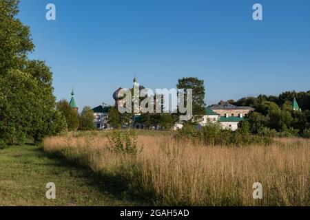 Nikolski Kloster am Ufer des Flusses Wolchow in Staraja Ladoga, Russland Stockfoto