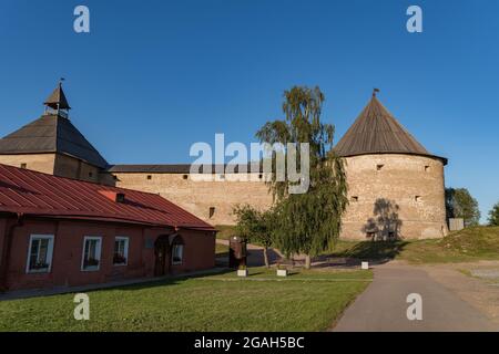 Gate Tower und Klimentovskaya Turm der alten mittelalterlichen Ladoga Festung in Russland Stockfoto