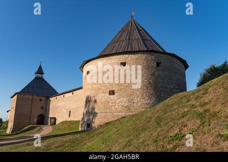 Gate Tower und Klimentovskaya Turm der alten mittelalterlichen Ladoga Festung in Russland Stockfoto