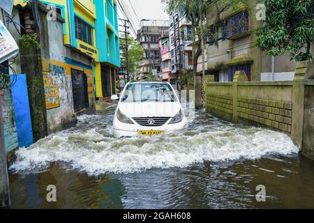 Kalkutta, Indien. Juli 2021. Ein Auto sah, wie es in der Folgezeit durch eine wasserbefahrene Straße diebierte. Kolkata erhielt den schwersten Regenguss der Saison, der durch ein Niederdrucksystem über Bangladesch und Westbengalen verursacht wurde. Kredit: SOPA Images Limited/Alamy Live Nachrichten Stockfoto