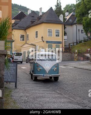 Banska Stiavnica, Slowakei - 6. Juni 2021 : Minibus Volkswagen Typ 2 (Samba Bus) in den Straßen von Banska Stiavnica. Stockfoto