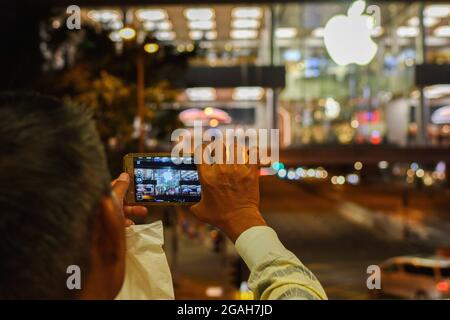 Hongkong, China. Oktober 2018. Ein Reisender hat gesehen, wie er Fotos von einem Apple-Shop in der IFC Mall in Hongkong gemacht hat. (Foto von Andriy Andriyenko/SOPA Images/Sipa USA) Quelle: SIPA USA/Alamy Live News Stockfoto