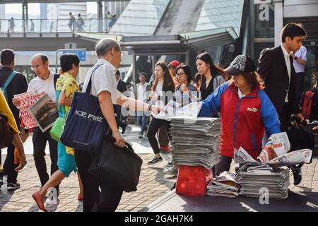 Hongkong, China. Oktober 2018. Ein Einwohner Hongkongs sah, wie er eine Morgenzeitung auf der Insel Cheung Chau nahm. (Foto von Andriy Andriyenko/SOPA Images/Sipa USA) Quelle: SIPA USA/Alamy Live News Stockfoto