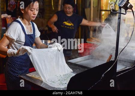 Hongkong, China. Oktober 2018. Eine Frau sah, wie sie auf der Insel Cheung Chau Street Food zubereitete. (Foto von Andriy Andriyenko/SOPA Images/Sipa USA) Quelle: SIPA USA/Alamy Live News Stockfoto