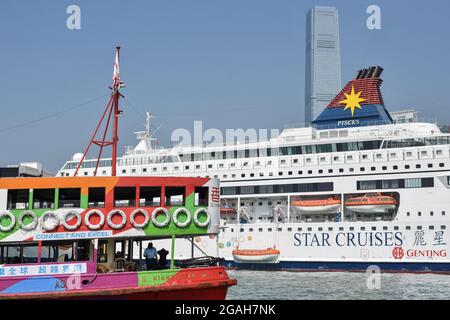 Hongkong, China. Oktober 2018. Das Star-Fährschiff und das Kreuzschiff sind im Hafen von Victoria in Hongkong zu sehen. (Foto von Andriy Andriyenko/SOPA Images/Sipa USA) Quelle: SIPA USA/Alamy Live News Stockfoto