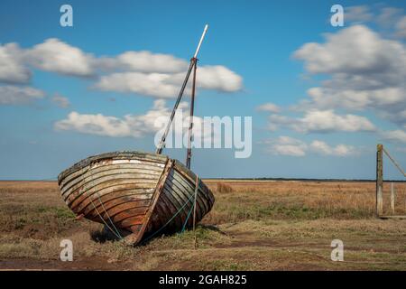 Eine alte hölzerne Segelboot in Thornham alter Hafen, Norfolk, England, Großbritannien Stockfoto