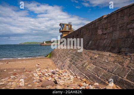 Die alten Kai mit der North Pier Leuchtturm im Hintergrund, im Whitehaven, Cumbria, England, UK gesehen Stockfoto