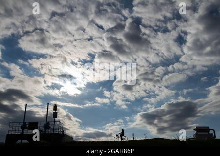 Silhouette eines Radfahrers am Ufer des Tama-Flusses in der Nähe von Tamagawa, Tokio, Japan, Stockfoto