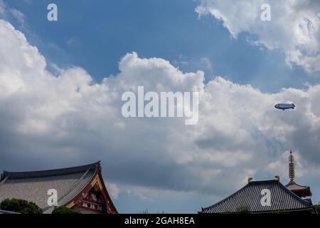 Das MetLife Snoopy Zeppelin Luftschiff oder Blimp, das über dem Sensoji-Tempel in Asakusa, Tokio, Japan fliegt. Stockfoto