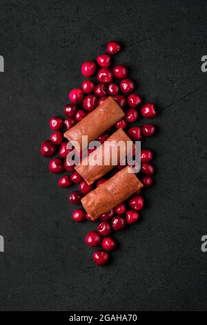 Komposition mit dünnen Schokoladenpfannkuchen, gefüllt mit Quark, Heidelbeere und Kirsche Stockfoto