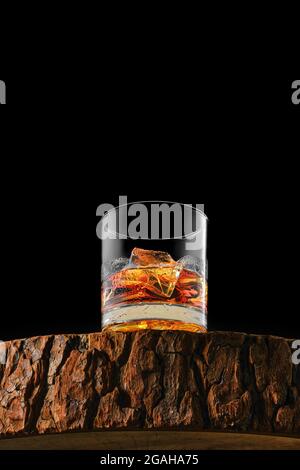 Blick von unten auf das Glas mit Single Malt Whiskey mit Eis Stockfoto