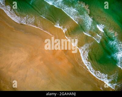 Luftaufnahme des Strandes von El Palmar in Vejer de la Frontera, Cádiz in Spanien. Stockfoto