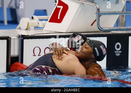 Tokio, Japan. Juli 2021. (L) Abbey Weitzeil aus den USA und (R) Simone Manuel aus den USA umarmen sich, nachdem sie am Samstag, dem 31. Juli 2021, im 50-m-Freistilfinale der Frauen im Tokyo Aquatics Center während der Olympischen Sommerspiele in Tokio, Japan, gegeneinander antreten konnten. Foto von Tasos Katopodis/UPI. Kredit: UPI/Alamy Live Nachrichten Stockfoto