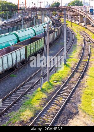 Odessa, Ukraine - 17. August 2010: Güterzüge stehen in der Warteschlange für die Verladung am Frachtterminal des Seehafens von Odessa. Die meisten Bahntransporte Stockfoto