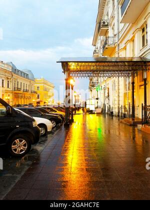 ODESSA, UKRAINE - 4. Oktober 2016: Nächtliche Straßenlaternen der Stadt im Licht eines regnerischen Tages. Kreative Unschärfe. Dynamische Stadt Nachtszene vom 4. Oktober 2016 in Stockfoto