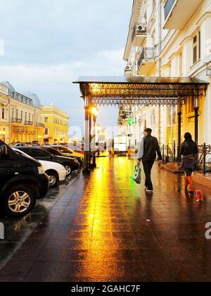 ODESSA, UKRAINE - 4. Oktober 2016: Nächtliche Straßenlaternen der Stadt im Licht eines regnerischen Tages. Kreative Unschärfe. Dynamische Stadt Nachtszene vom 4. Oktober 2016 in Stockfoto