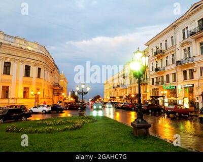 ODESSA, UKRAINE - 4. Oktober 2016: Nächtliche Straßenlaternen der Stadt im Licht eines regnerischen Tages. Kreative Unschärfe. Dynamische Stadt Nachtszene vom 4. Oktober 2016 in Stockfoto