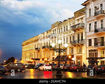 ODESSA, UKRAINE - 4. Oktober 2016: Nächtliche Straßenlaternen der Stadt im Licht eines regnerischen Tages. Kreative Unschärfe. Dynamische Stadt Nachtszene vom 4. Oktober 2016 in Stockfoto