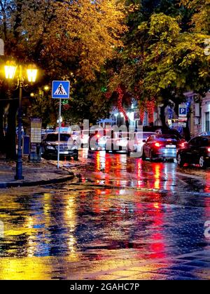 ODESSA, UKRAINE - 4. Oktober 2016: Nächtliche Straßenlaternen der Stadt im Licht eines regnerischen Tages. Kreative Unschärfe. Dynamische Stadt Nachtszene vom 4. Oktober 2016 in Stockfoto