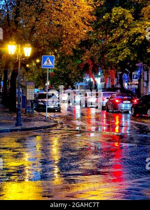 ODESSA, UKRAINE - 4. Oktober 2016: Nächtliche Straßenlaternen der Stadt im Licht eines regnerischen Tages. Kreative Unschärfe. Dynamische Stadt Nachtszene vom 4. Oktober 2016 in Stockfoto