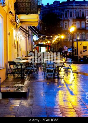 ODESSA, UKRAINE - 4. Oktober 2016: Nächtliche Straßenlaternen der Stadt im Licht eines regnerischen Tages. Kreative Unschärfe. Dynamische Stadt-Nachtszene vom 4. Oktober 2016 Stockfoto