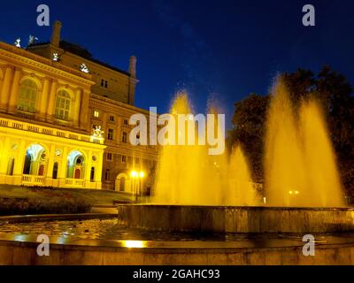 Nächtliche Straßenlaternen der Stadt im Licht eines regnerischen Tages. Kreative Unschärfe. Dynamische Stadt-Nachtszene in Odessa Stockfoto