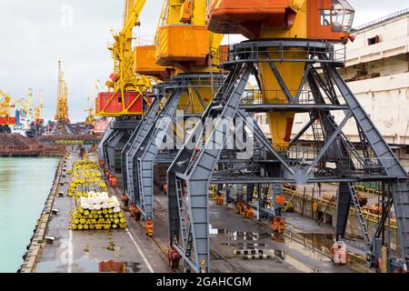 Odessa, Ukraine - 13. Oktober 2016: Containerkrane im Frachthafen Terminal, Frachtkrane ohne Arbeit in einem leeren Hafen. Eine Krise. Standard-PAR Stockfoto