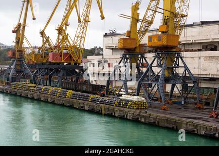 Odessa, Ukraine - 13. Oktober 2016: Containerkrane im Frachthafen Terminal, Frachtkrane ohne Arbeit in einem leeren Hafen. Eine Krise. Standard-PAR Stockfoto