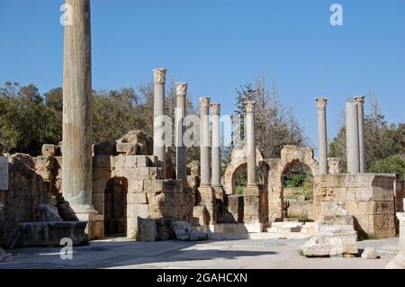 Säulen und Ruinen in den historischen Hadriansthermen, Teil der antiken römischen Stadt Leptis Magna im Norden Libyens. Stockfoto