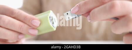 Frau Hand fügt USB-Kabel vom Smartphone in USB-Flash Laufwerk Stockfoto