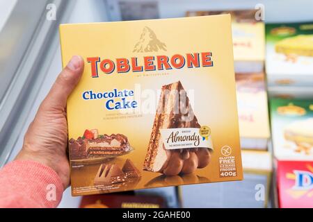 Tjumen, Russland-08. juni 2021: Toblerone-Logo aus der Nähe. Toblerone ist eine Schweizer Marke von Schokoriegel Stockfoto