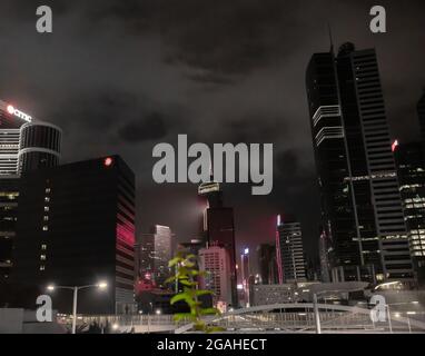Niedriger Winkel der nach der Dunkelheit Ansicht der Finanzdistrikt Scrapers in Hong Kong, China Stockfoto