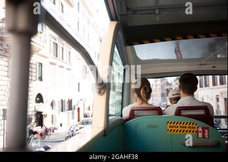 Rom, Italien - 2019. Oktober: Blick von innen auf einen Hop-on-Hop-off-Stadtbesichtigungstour-Bus, der an Straßen und alten Gebäuden von Rom, Italien, vorbeifährt Stockfoto