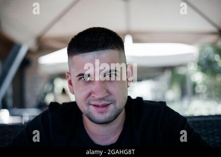 Nahaufnahme eines lächelnden, nachdenklichen Mannes Stockfoto