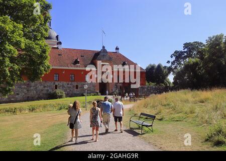 Mariefred, Schweden - 25. Juli 2021: Besucher der Burg Gripsholm aus dem 16. Jahrhundert in der Provinz Sodermanland. Stockfoto