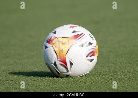 Valencia, Spanien. Juli 2021. Ballspiel vor dem Vorsaison-Freundschaftsspiel zwischen Valencia CF und Levante UD im Estadio Antonio Puchades in Valencia, Spanien. (Bild: © Indira/DAX via ZUMA Press Wire) Stockfoto