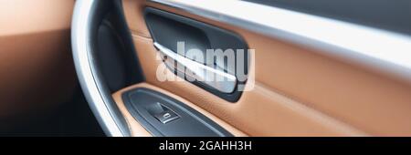 Autogriff und Fensterheber-Taste in Luxuswagen Stockfoto