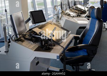 Fluglotsenarbeitsplatz. Arbeitsraum des Managers der Starts und Landungen der Flugzeuge am Flughafen. Monitore, Stühle, Computer. Luft Stockfoto