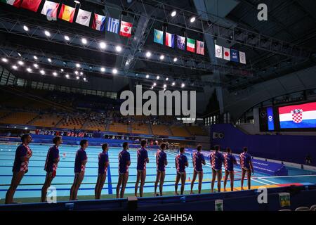 Tokio, Japan. Juli 2021. Die Spieler des Teams Kroatien singen ihre Nationalhymne vor dem Vorrundenspiel des Wasserpolos zwischen Kroatien und Serbien bei den Olympischen Spielen 2020 in Tokio, Japan, am 31. Juli 2021. Quelle: Wang Jingqiang/Xinhua/Alamy Live News Stockfoto