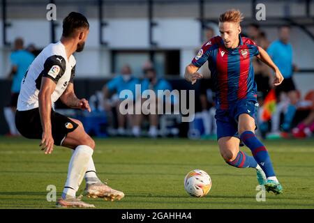 Valencia, Spanien. Juli 2021. Spieler in Aktion während des Vorsaison-Freundschaftsspiels zwischen Valencia CF und Levante UD im Estadio Antonio Puchades in Valencia, Spanien. (Bild: © Indira/DAX via ZUMA Press Wire) Stockfoto